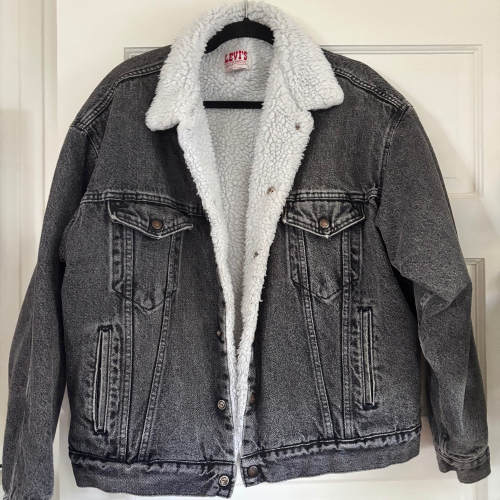 VINTAGE Levi’s grey acid wash Sherpa jean jacket